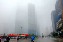 Chùm ảnh: Hà Nội chìm trong màn mưa mù rét mướt