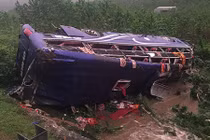 Ảnh hiện trường lật xe khách xuống vực gần 20 người thương vong