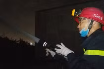 Hàng trăm cảnh sát dập đám cháy lớn tại xưởng may ở Sài Gòn