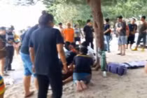 Kinh hoàng sét đánh chết người phụ nữ dùng điện thoại