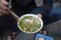 Kỳ quặc phở bưng vỉa hè Hà Nội... “hái” ra tiền