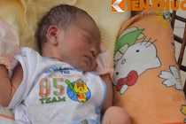 Bé sơ sinh chưa rụng rốn, sốt cao bị bỏ rơi cổng chùa