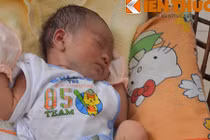 Bé sơ sinh chưa rụng rốn, sốt cao bị bỏ rơi cổng chùa