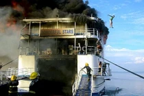 Cảnh hành khách nhảy xuống biển khỏi chiếc tàu bốc cháy