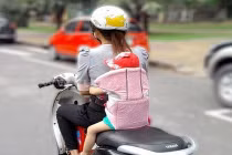 Chọn đai địu xe máy cho trẻ thế nào cho an toàn?