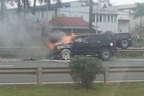 Siêu xe Hummer cháy ngùn ngụt trên cao tốc Láng-HL