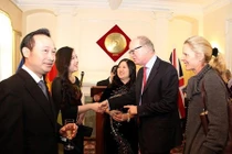 Xe song mã HG Anh đưa Đại sứ VN về sứ quán