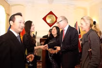 Xe song mã HG Anh đưa Đại sứ VN về sứ quán