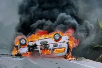 Hiện trường xe cấp cứu cháy rụi sau khi tông xe máy