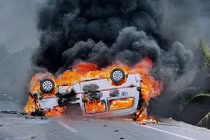 Hiện trường xe cấp cứu cháy rụi sau khi tông xe máy