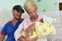 Ảnh cảm động tổ ấm của anh chồng khoèo và chị vợ câm điếc