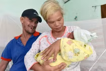 Ảnh cảm động tổ ấm của anh chồng khoèo và chị vợ câm điếc