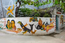 Ảnh: Trang trí lạ ở ngõ nhỏ Hà Nội gây “bão” dư luận