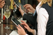 Quán bún Hà Nội giá bèo, chơi sang “máy tính bảng gọi món“