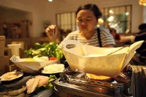 Tận mục nhà hàng lẩu giấy cực độc “hái” ra tiền