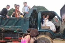 Ông bố trẻ hoài niệm lễ rước dâu bằng xe ben chở gỗ 