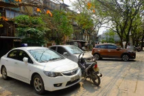 Hà Nội giành lại vỉa hè: Xế hộp vào sân chung cư đỗ kín