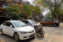 Hà Nội giành lại vỉa hè: Xế hộp vào sân chung cư đỗ kín