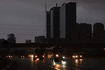 Ảnh: 7h sáng, trời Hà Nội vẫn tối đen như mực