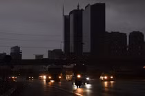 Ảnh: 7h sáng, trời Hà Nội vẫn tối đen như mực