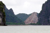 Ảnh: Đại công trường xẻ núi bên vịnh Hạ Long