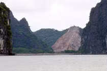 Ảnh: Đại công trường xẻ núi bên vịnh Hạ Long