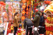 Vàng mã ông Công ông Táo “méo mặt” chờ khách