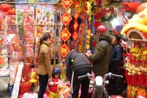 Vàng mã ông Công ông Táo “méo mặt” chờ khách