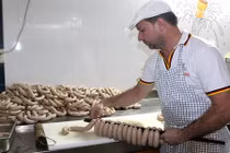 Tận mục quy trình sản xuất xúc xích Đức ở Sài Gòn