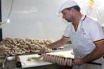 Tận mục quy trình sản xuất xúc xích Đức ở Sài Gòn