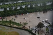 Mưa trắng trời, dòng xe “chôn chân” vì đường Hà Nội ngập 