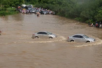 Đường HN thành sông, người dân vật vã tìm lối thoát