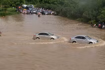 Đường HN thành sông, người dân vật vã tìm lối thoát