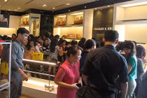 Chen lấn, xô đẩy mua hàng giảm giá “khủng” ở Hà Nội