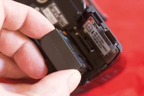 10 mẹo “chuẩn không cần chỉnh” dùng máy ảnh tiết kiệm pin