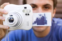 Mổ xẻ máy chụp ảnh lấy hình ngay trước khi mua