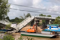 Hiện trường vụ sà lan đâm sập cầu ở Cà Mau