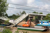 Hiện trường vụ sà lan đâm sập cầu ở Cà Mau