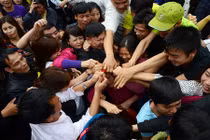 Ảnh: Hỗn loạn khi tranh lộc tại lễ khai hội chùa Hương