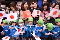 Người Nhật xếp hàng trước Văn Miếu đón Nhà vua và Hoàng hậu