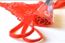 “Hết hồn” quà tặng 8/3 sốc: Hoa hồng làm từ... nội y