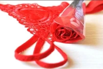 “Hết hồn” quà tặng 8/3 sốc: Hoa hồng làm từ... nội y