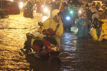 TP HCM ngập nặng, gần nửa đêm dân vẫn lếch thếch ngoài đường