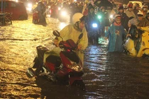 TP HCM ngập nặng, gần nửa đêm dân vẫn lếch thếch ngoài đường