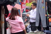 Trời bất ngờ trở lạnh, người HN kéo đi mua áo ấm 