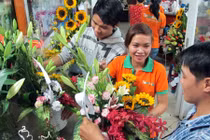 Ngập tràn hoa lạ giá chát trước ngày 20/10