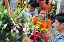 Ngập tràn hoa lạ giá chát trước ngày 20/10