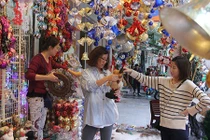 Tiểu thương Hà Nội tất bật bung hàng Giáng sinh 
