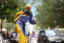 “Tôn Ngộ Không” hốt bạc nhờ múa gậy ở Hà Nội 