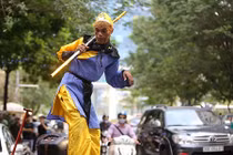 “Tôn Ngộ Không” hốt bạc nhờ múa gậy ở Hà Nội 